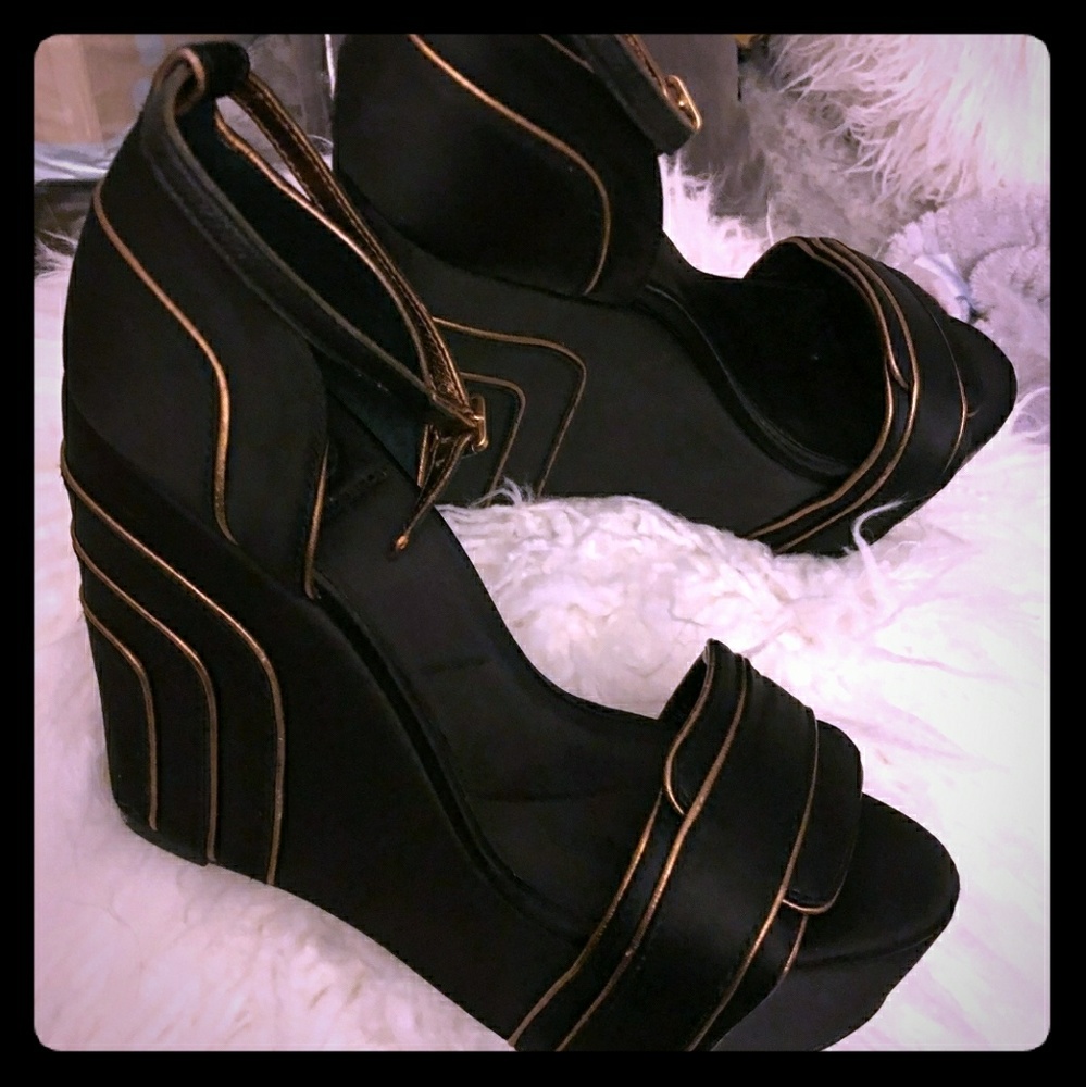 🌹Aunthentic Tory Burch wedge satin🌹sold